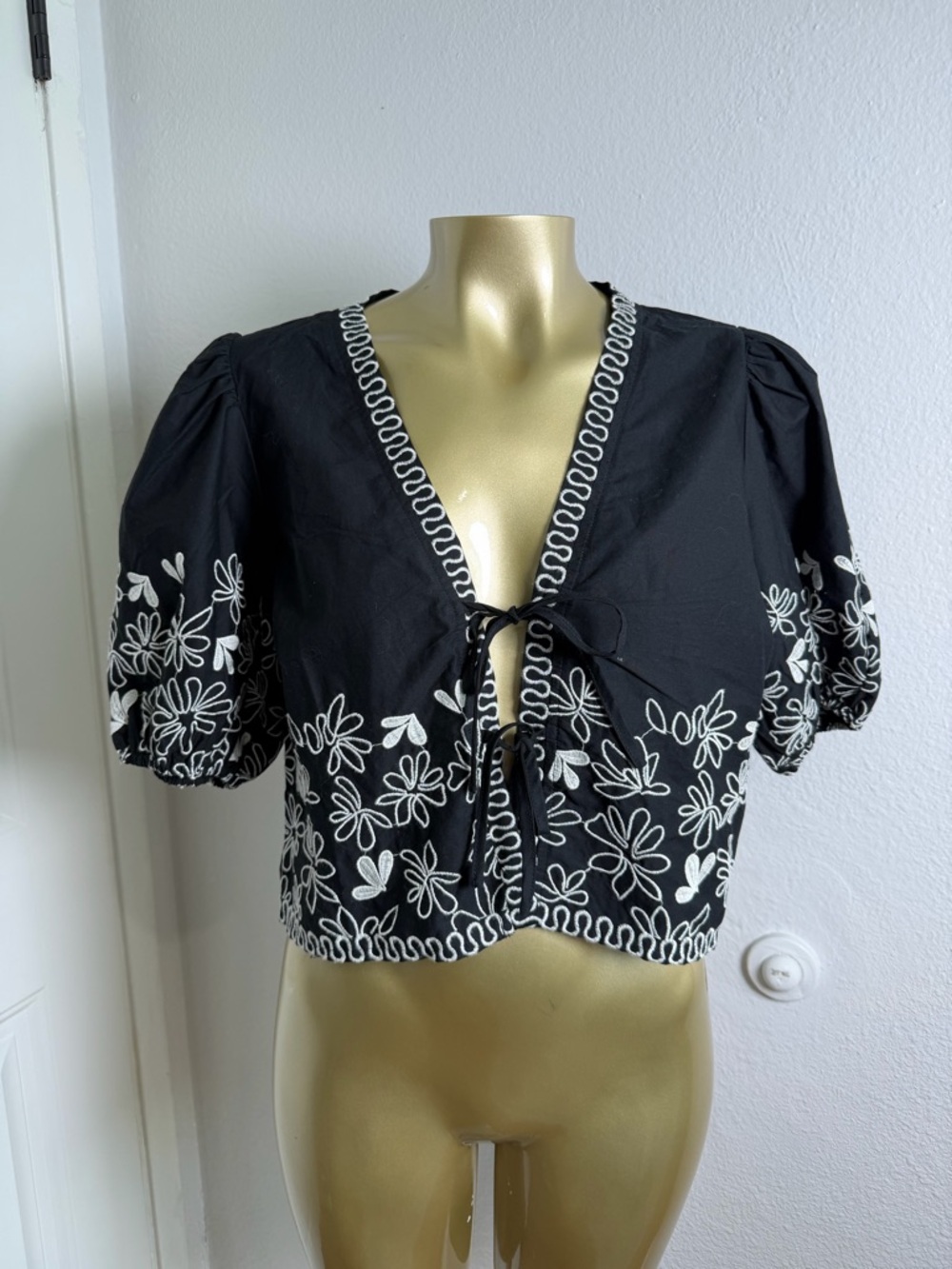 Anthropologie Moon River Black Embroidered Tie-Front Crop Top S